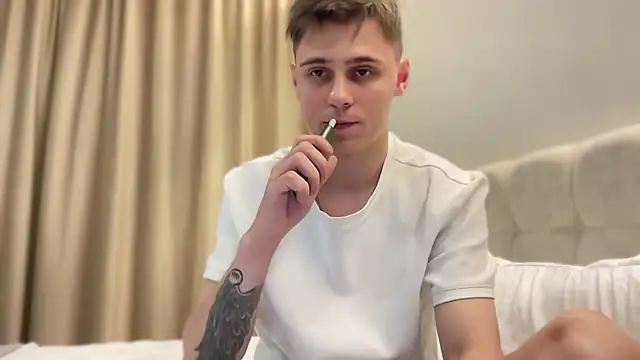 Snapshot of Tyler_Garner chatting on 09.13.25 Tyler Garner online show from 09.13.25