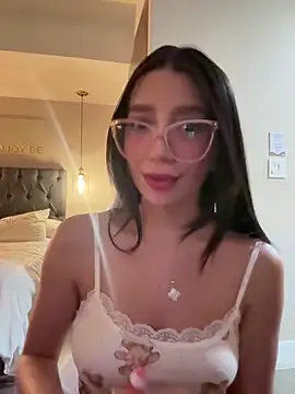 Snapshot of Min_junn chatting on 11.15.25 Min junn online show from 11.15.25