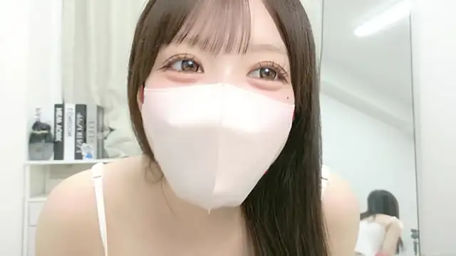 Snapshot of roachan_ chatting on 07.17.26 roachan online show from 07.17.26