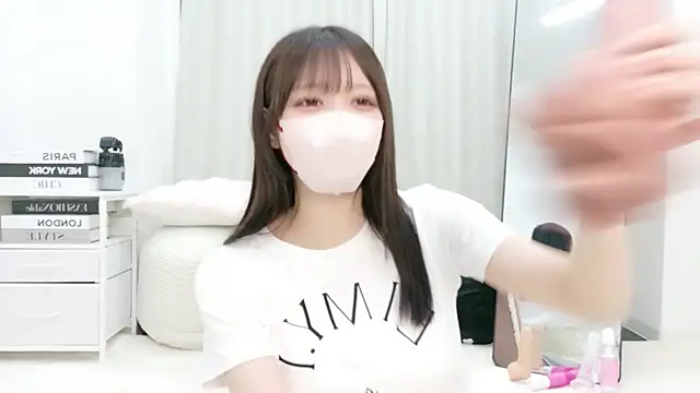 Snapshot of roachan_ chatting on 07.30.26 roachan online show from 07.30.26