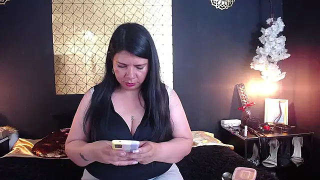 Snapshot of kinky_momm chatting on 05.08.26 kinky momm online show from 05.08.26