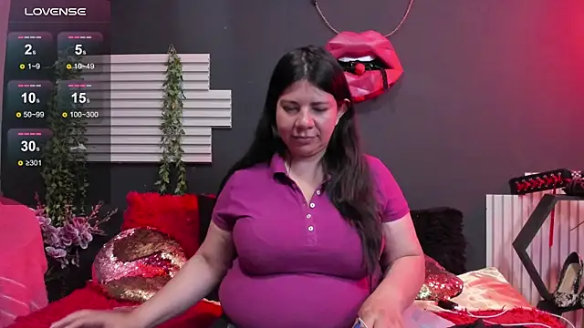 Snapshot of kinky_momm chatting on 06.18.26 kinky momm online show from 06.18.26