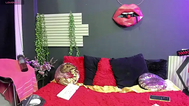 Snapshot of kinky_momm chatting on 06.19.26 kinky momm online show from 06.19.26
