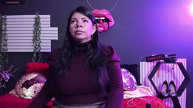 Snapshot of kinky_momm chatting on 06.23.26 kinky momm online show from 06.23.26
