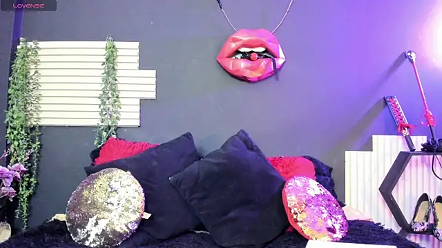 Snapshot of kinky_momm chatting on 07.18.26 kinky momm online show from 07.18.26