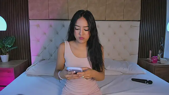 Dafne Hillss online show from 10.04.25