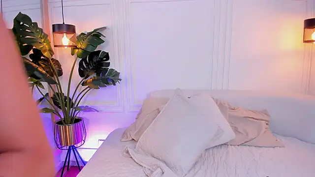 Dafne Hillss online show from 10.28.25