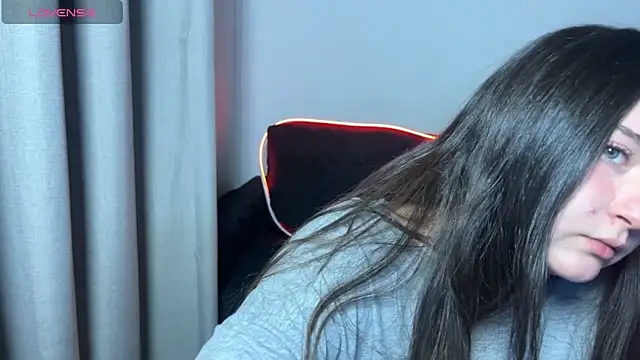 valentinauwu online show from 10.19.25