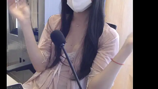 Snapshot of Jying_818 chatting on 10.29.25 Jying 818 online show from 10.29.25