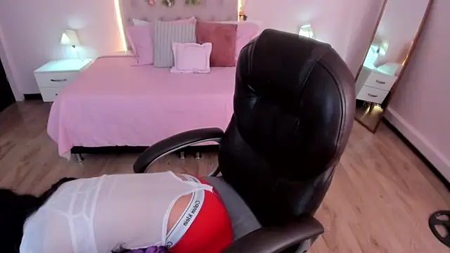 Snapshot of Mariam_Lopez__ chatting on 04.28.26 Mariam Lopez online show from 04.28.26
