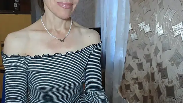 Snapshot of Two_Sisters chatting on 09.17.25 Two Sisters online show from 09.17.25