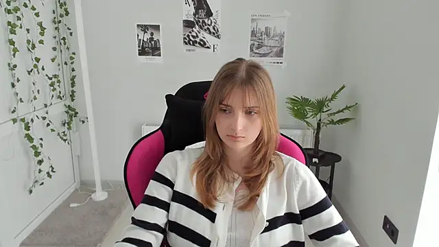 Snapshot of NeyliDream chatting on 04.19.26 NeyliDream online show from 04.19.26