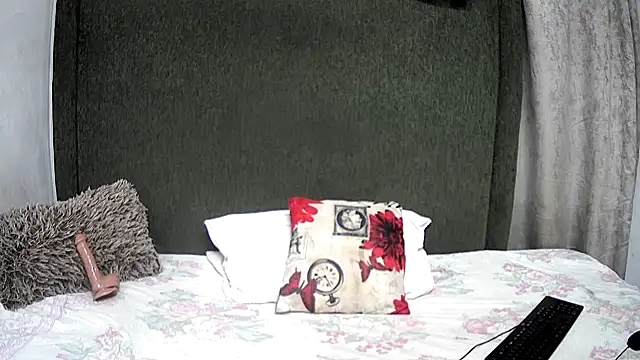 Snapshot of pinkyxbarbie2 chatting on 12.18.25 pinkyxbarbie2 online show from 12.18.25