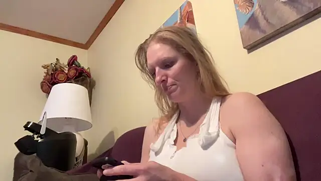 Snapshot of bubblytempest chatting on 09.30.25 bubblytempest online show from 09.30.25