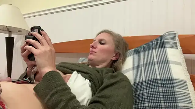 Snapshot of bubblytempest chatting on 10.18.25 bubblytempest online show from 10.18.25