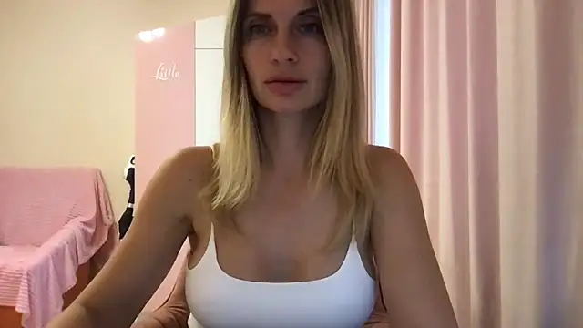 Snapshot of KarelliaStar chatting on 06.14.26 KarelliaStar online show from 06.14.26