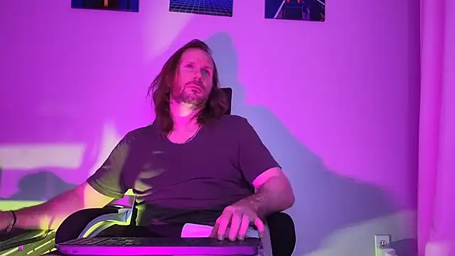 Snapshot of AlbinoAdonis chatting on 09.25.25 AlbinoAdonis online show from 09.25.25