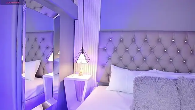 LunaBloomn online show from 12.22.25