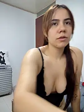 Snapshot of valen-sexx chatting on 10.29.25 valen-sexx online show from 10.29.25