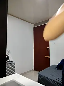 Snapshot of valen-sexx chatting on 10.31.25 valen-sexx online show from 10.31.25