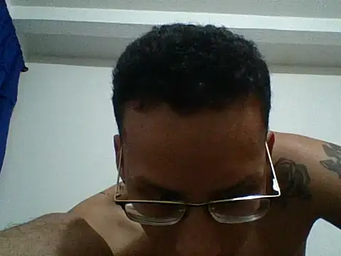 Snapshot of bluc96cm chatting on 09.11.25 bluc96cm online show from 09.11.25