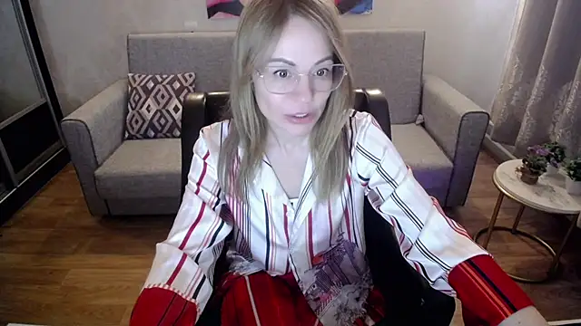 Snapshot of shy_hot_cat chatting on 10.06.25 shy hot cat online show from 10.06.25