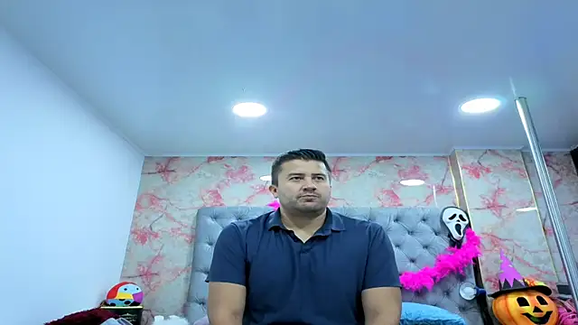 Snapshot of TonnyMorenoo chatting on 10.28.25 TonnyMorenoo online show from 10.28.25