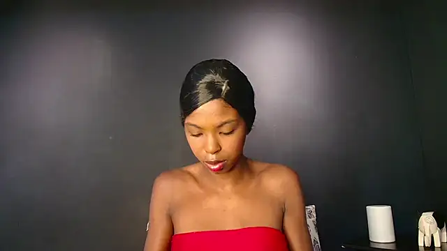 Snapshot of CamilaaSaenz chatting on 10.11.25 CamilaaSaenz online show from 10.11.25