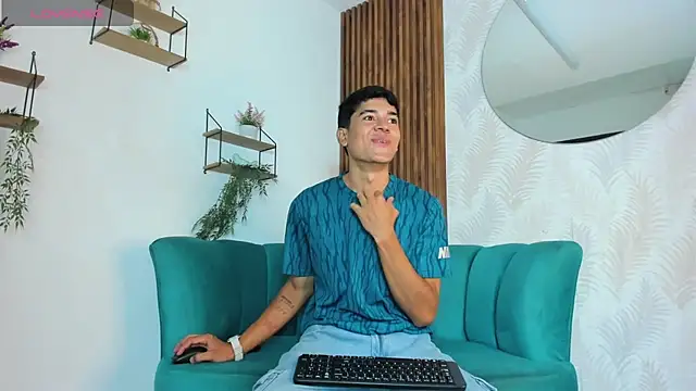 Snapshot of SandroVeyra chatting on 09.22.25 SandroVeyra online show from 09.22.25