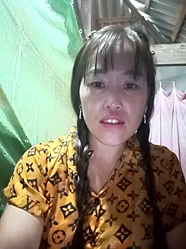 Snapshot of Vuong_x chatting on 10.06.25 Vuong x online show from 10.06.25