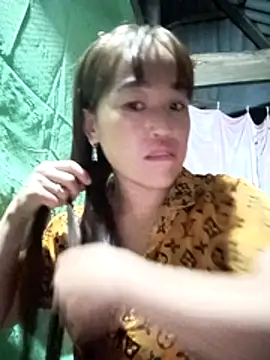 Snapshot of Vuong_x chatting on 10.06.25 Vuong x online show from 10.06.25
