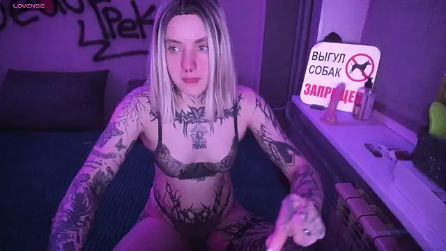 MonikaLowww online show from 04.16.26