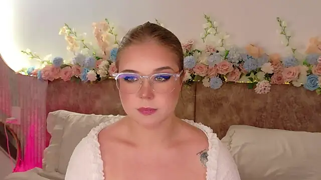 Lilith Bonheur online show from 04.25.26