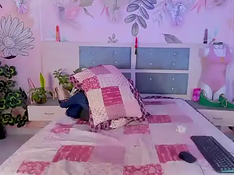 Snapshot of sweet_lulu_sofia chatting on 10.01.25 sweet lulu sofia online show from 10.01.25