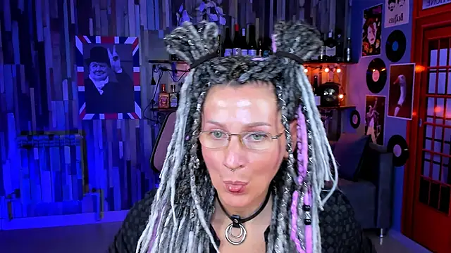 Snapshot of UmaSpace chatting on 09.26.25 UmaSpace online show from 09.26.25