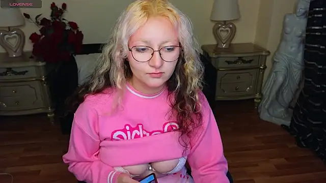 JuicyLullu online show from 09.22.25