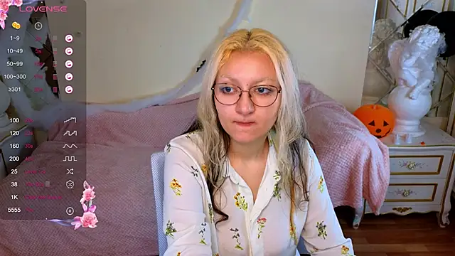 JuicyLullu online show from 11.10.25