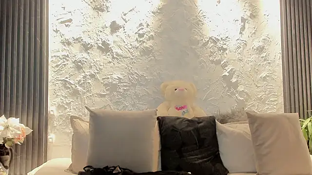 Snapshot of joselin_rouse chatting on 04.15.26 joselin rouse online show from 04.15.26