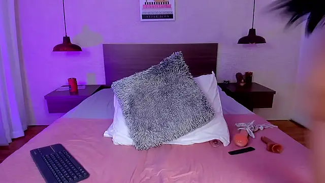 Snapshot of cloehill_ chatting on 12.18.25 cloehill online show from 12.18.25