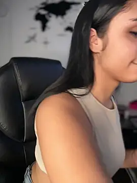 Snapshot of Isabella-Teen chatting on 04.29.26 Isabella-Teen online show from 04.29.26