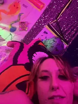 Snapshot of darnette_daisy chatting on 11.08.25 darnette daisy online show from 11.08.25