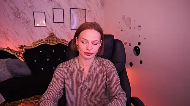 Snapshot of ShyySiren chatting on 04.19.26 ShyySiren online show from 04.19.26
