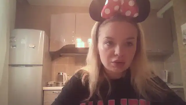 Snapshot of Mirarah chatting on 11.03.25 Mirarah online show from 11.03.25