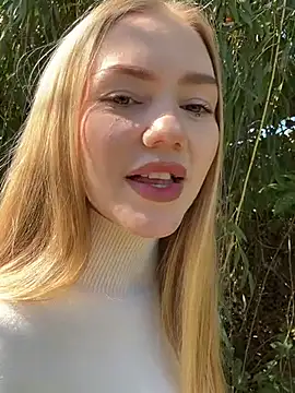 MilaMoone online show from 10.04.25