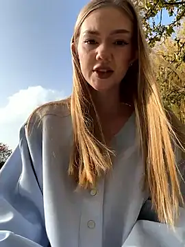 MilaMoone online show from 11.17.25