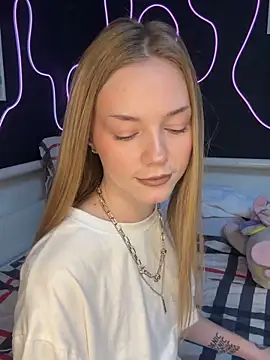 MilaMoone online show from 02.05.26