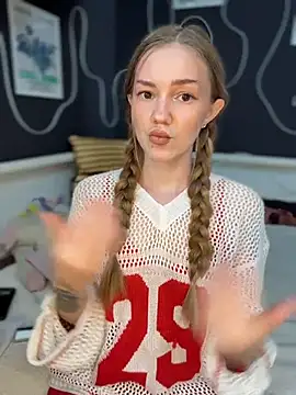 Snapshot of MilaMoone chatting on 06.14.26 MilaMoone online show from 06.14.26