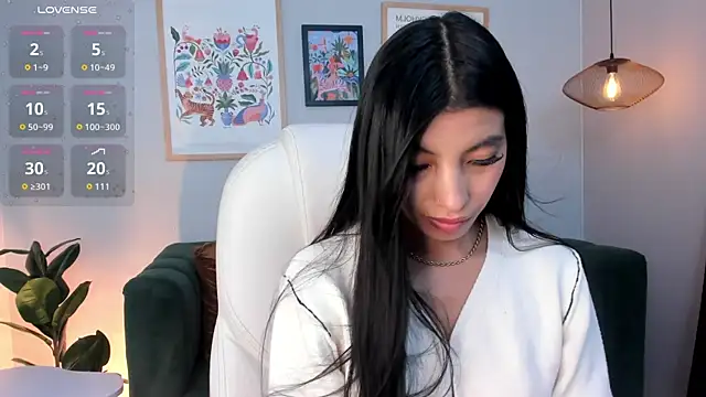 Tiffany Low online show from 04.04.26