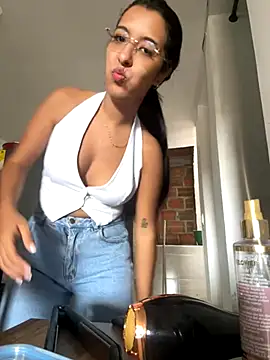 Snapshot of Valerygomez02 chatting on 10.17.25 Valerygomez02 online show from 10.17.25