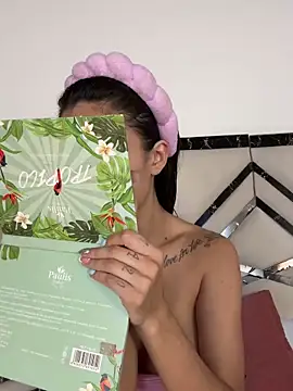 Snapshot of MiaKane99 chatting on 11.01.25 MiaKane99 online show from 11.01.25